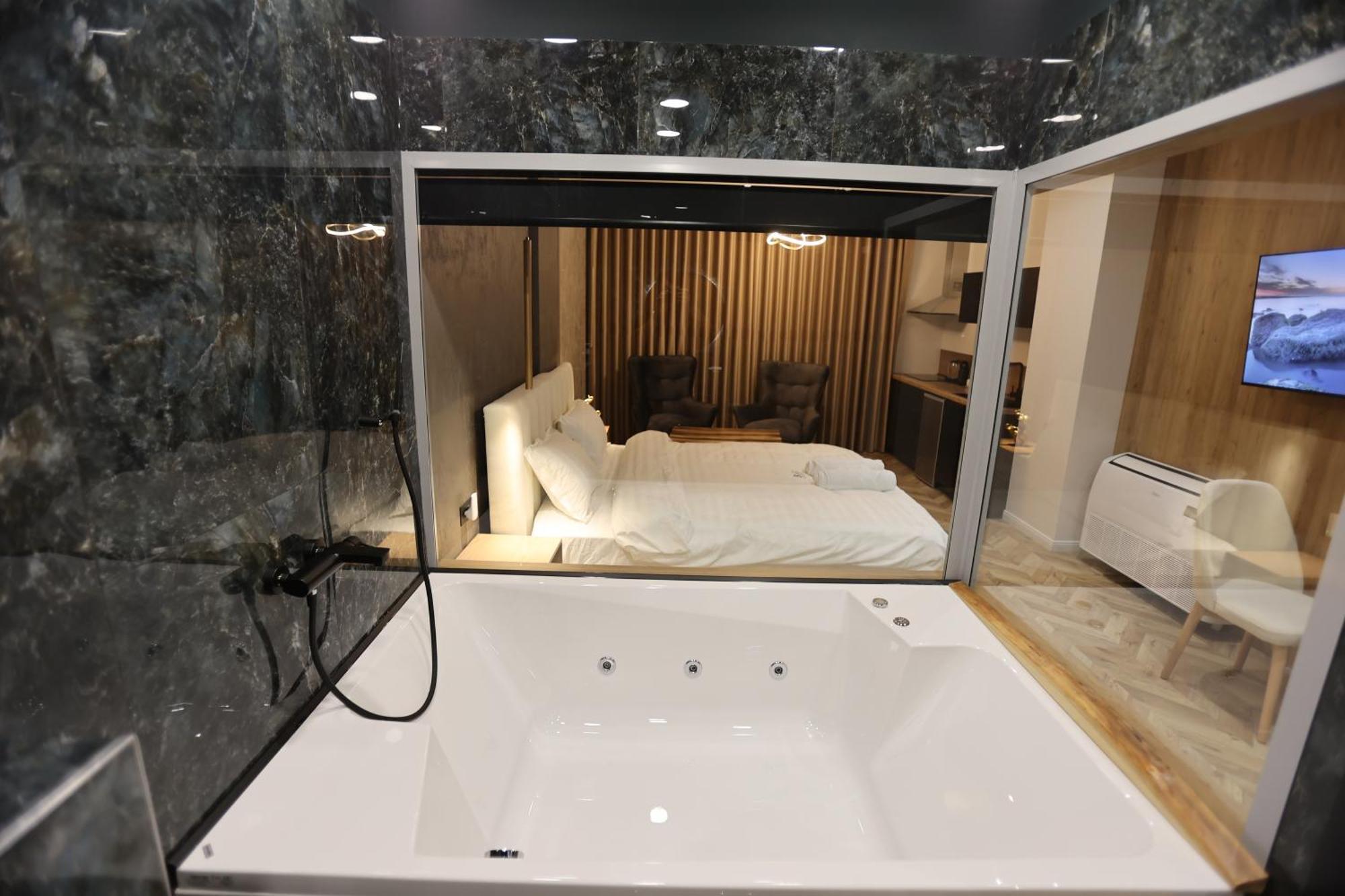 B.g Luxury Apartament Korcza