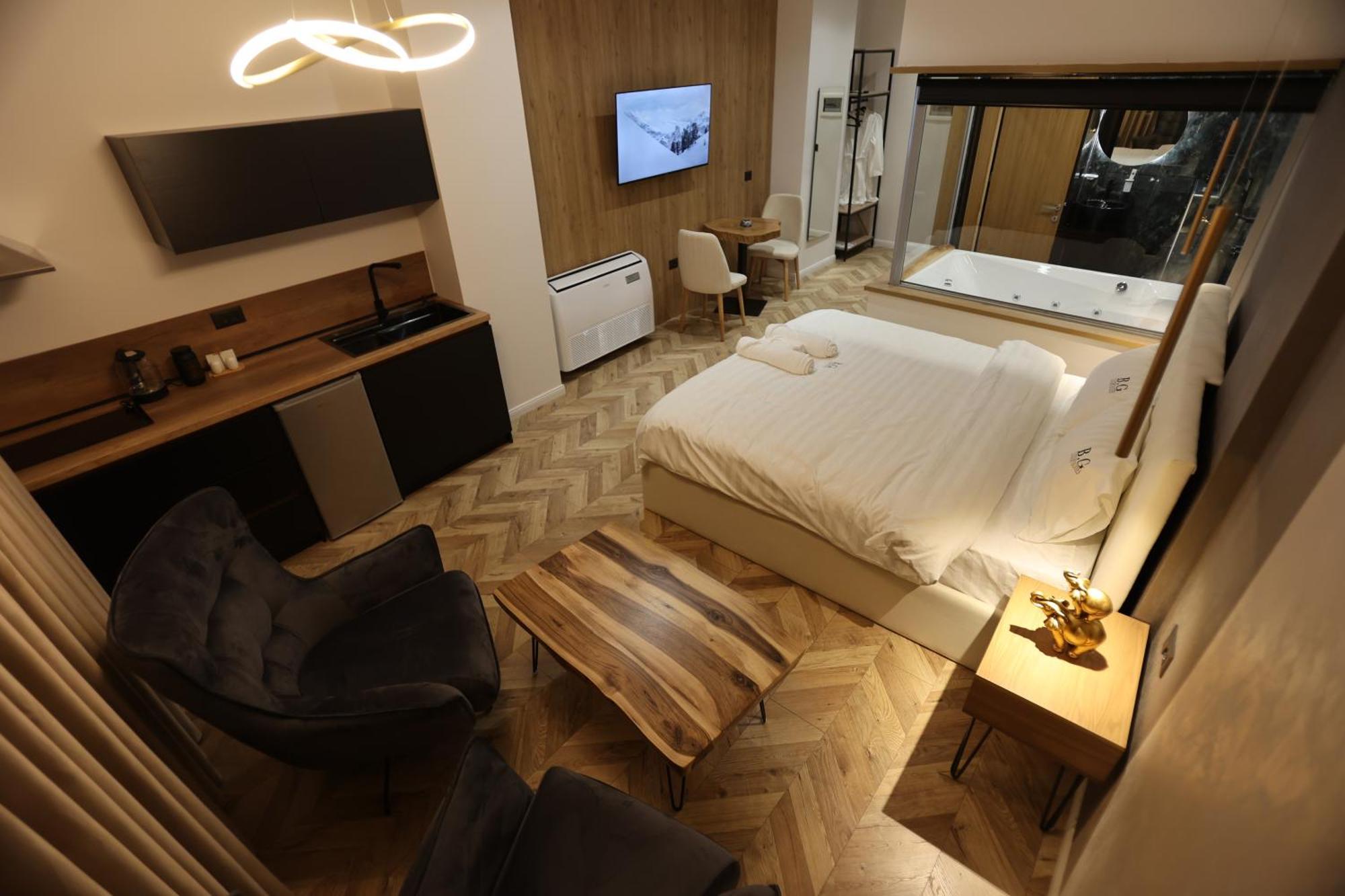 B.g Luxury * Korcza
