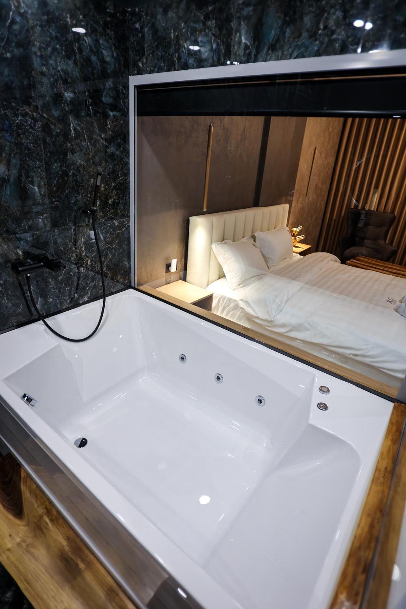 B.g Luxury Apartment *