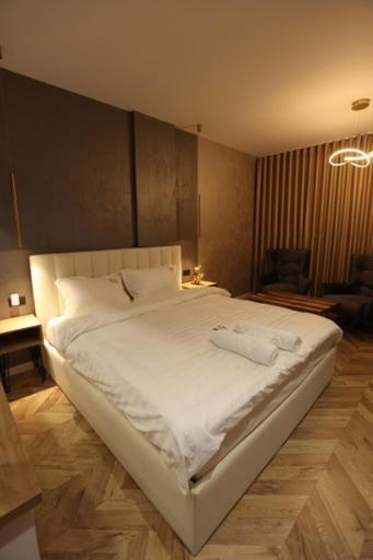 B.g Luxury